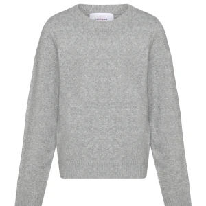 Grå stickad tröja från Vera Moda 🩶 - Säljer en stilren grå stickad tröja från Everlane. Tröjan har en klassisk rund hals och långa ärmar, perfekt för kyliga dagar. Den är mjuk och bekväm, idealisk för både vardag och avslappnade tillfällen. 🩶