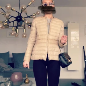 Beige pufferjacka - Snygg beige pufferjacka med knappar. Står 40 i storlek men passar mig perfekt som har  xs/s i vanliga fall!