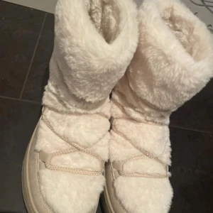 Vita pälsfodrade boots - Säljer dessa vita boots med päls och snörning. Storlek 39💗