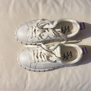 Vita sneakers med grov sula - Eytys skor, som är sjukt populära och helt slutsålda. Dessa är i ny skick. Skriv för mer information😇😇
