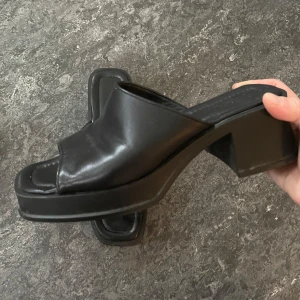 Svarta klackskor i skinn - Snygga svarta klackskor i skinn med öppen tå och fyrkantig sula. 