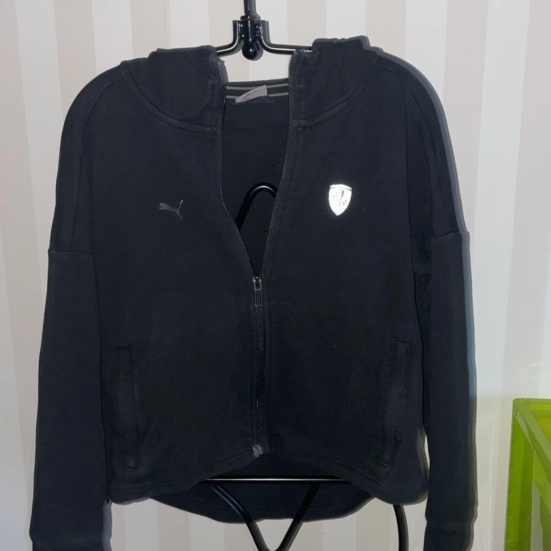Svart huvtröja från Puma