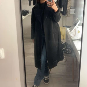Svart kappa - Snygg svart kappa med lång passform och väldigt varm, köpt på vero moda för 600kr och är sparsamt använd 💕