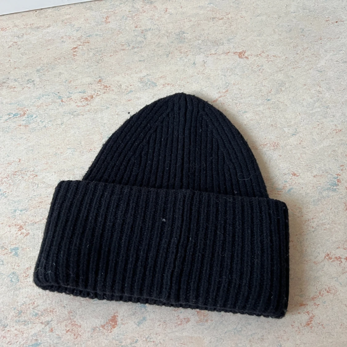 Svart Acne mössa - 90