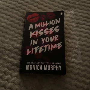 A Million Kisses in Your Lifetime - Boken 'A Million Kisses in Your Lifetime' av Monica Murphy är en romantisk berättelse om Wren Beaumont och Crew Lancaster. Den utforskar teman som kärlek och oväntade händelser i livet. Perfekt för den som gillar romantik och drama.
