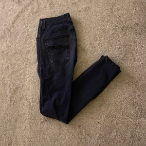 Mörkblå jeans från Nudie Jeans - Snygga mörkblå jeans från Nudie Jeans. Det är i storlek 28/32 perfekta nu under vintern nypris runt 1500 vårat endast 499