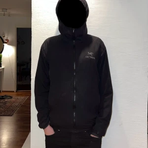 Arc’teryx Atom LT Hoody, storlek S - En lätt och mångsidig jacka för aktiv användning. Jackan har några små hål här och där, en liten färgfläck på vänster ärm, och dragkedjan är utbytt – fungerar felfritt.  Jackan är äkta, och kvitto finns.  Pris  900 kr. Personer på bilden är 175cm lång. Byten är av intresse, särskilt mot Parajumpers-jackor.