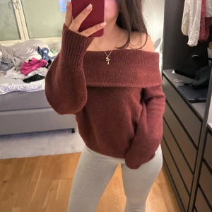 Vinröd offshoulder tröja! - Säljer en mysig vinröd offshoulder tröja med långa ärmar. Så himla snygg men kommer tyvärr inte till användning och har faktiskt bara använts en gång.💗