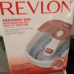 Revlon PediPrep Spa med pedikyrset - Revlon PediPrep Spa erbjuder en lyxig fotvårdsupplevelse med bubblor och massage. Inkluderar sex tillbehör för nagelvård. Perfekt för att skämma bort dina fötter hemma.