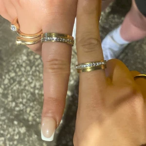 Guld ring   - Ringen till höger säljs och det är två ringar i en. 