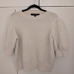 Beige tröja från Vero Moda - Säljer en stilren beige tröja från Vero Moda med trekvartsärm och ribbade detaljer vid ärmslut och nederkant. Perfekt för en avslappnad och chic look. Passar bra till både jeans och kjol. Fint, begagnat skick. Storlek S.