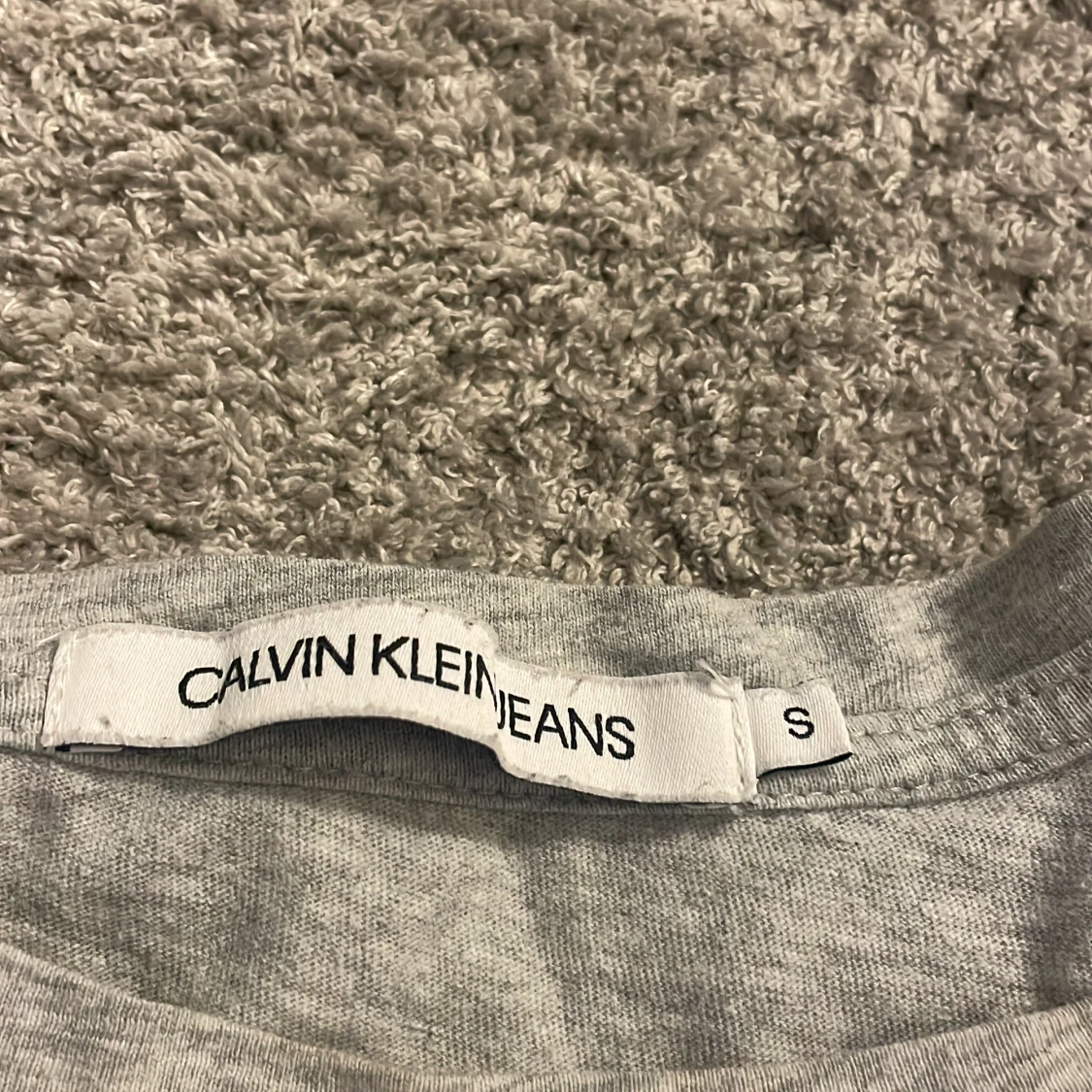 Grå t-shirt från Calvin Klein Jeans - 90