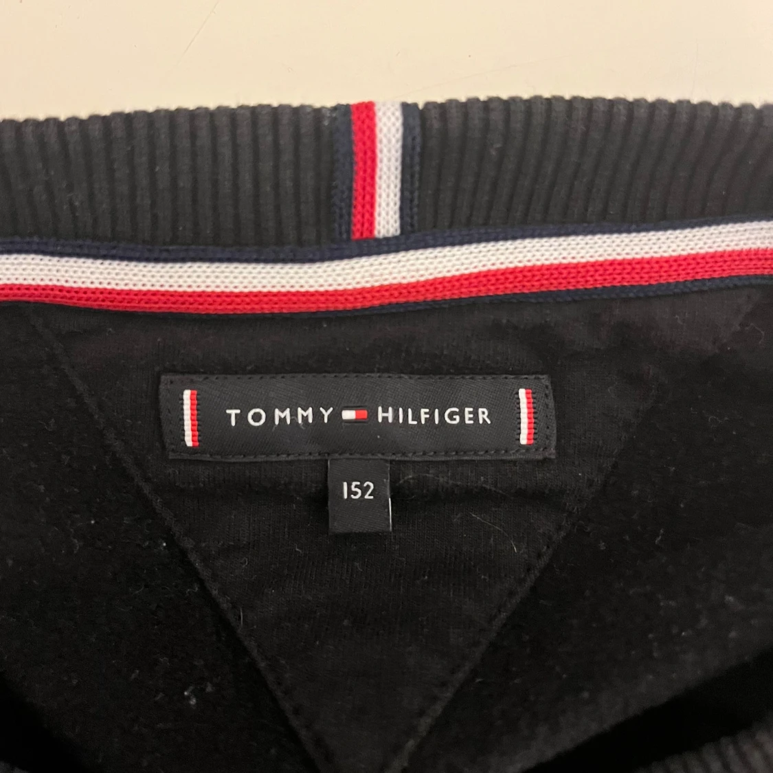 Svart långärmad tröja från Tommy Hilfiger - 90