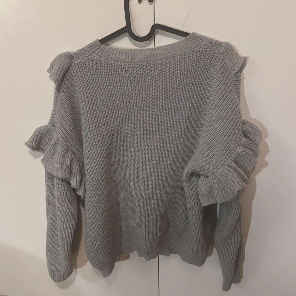 Grå stickad tröja med volanger - 91