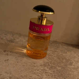 Helt nytt! Prada Eau de Parfum 30 ml - Elegant parfym från Prada. Säljs den för jag har kronisk migrän så jag tål inte de flesta parfymerna, ta gärna en titt på min Plick sida där säljer jag flera av mina parfymer :) Nytt pris 1000 kr på kicks. Säljs den 500 kr