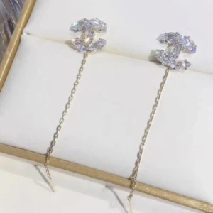 Örhängen med kristalldetaljer  - Såå snygga örhängen med kristalldetaljer!! Aldrig använda, sista bilden visar att dom är plomberade🩷