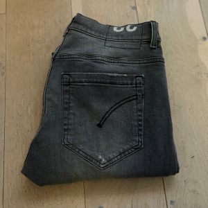 Grå jeans från Dondup - Säljer nu ett par helt nya snygga grå jeans från Dondup i George modellen. De har en klassisk femficksdesign och subtila slitningar för en trendig look. De är i storlek 32 och otroligt sköna. Nypris ligger runt 2500 - 3000 kr, bara att höra av sig vid mer frågor osv // mvh Elias 