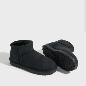 Nelly mini boots - Svarta mini boots från Nelly. Helt nya, aldrig använda. Storlek 39 men små storleken, därför jag säljer. Kostar 300 kr nya