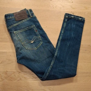 Replay Jeans - Säljer mina sjukt snygga Replay jeans i storleken  28/30. De är sparsamt använda och är i väldigt bra skick. Om du har andra frågor är det bara att skicka ett meddelande ✅️