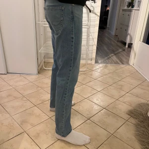 Blå jeansbyxor - Säljer ett par klassiska blå jeansbyxor med normal passform. De har en rak stil och är midwaist. Perfekta för en avslappnad look.