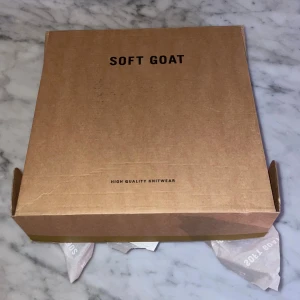SOFT GOAT - ❗️Pris kan gå ner vid snabb affär❗️Soft goat half zip. Storlek S men sitter som XS. Riktigt bra skick, inga hål skador osv. Ny pris 2695kr. Box medföljer!