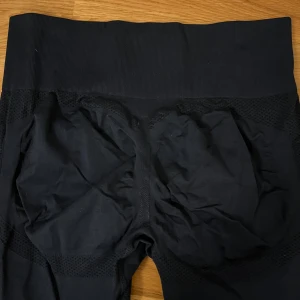 Mörkblå träningstajts  - Mörkblå tajts med scrunch i rumpan. Stl L men passar S/M skulle jag säga⭐️