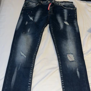 Dsquared2 Jeans - Säljer mina Dsquared2 jeans, regular fit och de är storlek 48 vilket motsvarar storlek M.