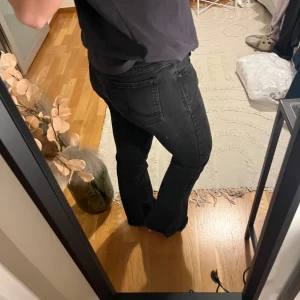 Svarta jeans - Säljer ett par svarta LTB Roxy jeans, svarta men lite ljusare washed, därav pris. 💞💞 storlek är 28/30 passar även 27 i midjan. (Mid rise, flare)