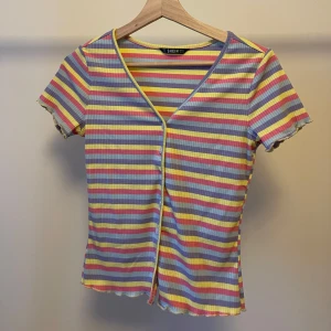 Randig tight T-shirt 💐 - Fin flerfärgad tight T-shirt 💐