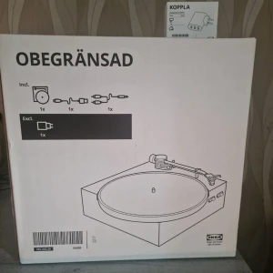 CD spelare - CD spelare ifrån ikea, helt oöppnad och var limited edition så dom säljer inte den längre. Skriv om du har nåra frågor 💓. Kommer inte kunna posta den för att det finns risker för skador men kan mötas upp