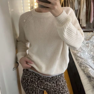 Vit stickad tröja - Mysig vit stickad tröja i mycket bra skick. Perfekt för kyliga dagar med sin bekväma passform och långa ärmar. Enkel och stilren design som passar till det mesta. Perfekt för både vardag och mysiga hemmakvällar🥹💞