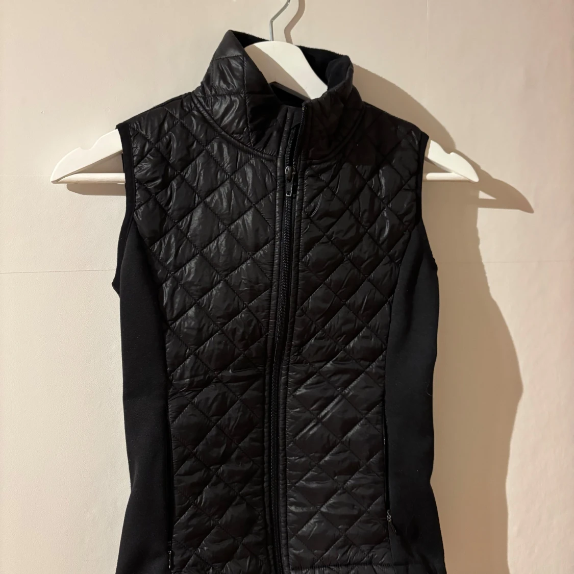 Svart konståkningsväst från Jiv sport  - 90