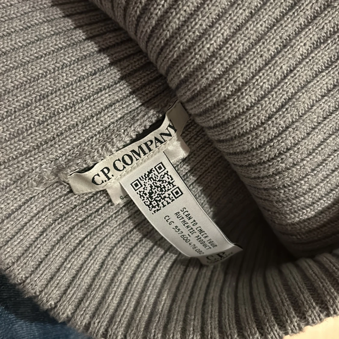 Grå mössa från C.P. Company - 90
