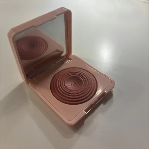 Blush från CAIA - Säljer en superfin blush från CAIA i en snygg rosa nyans. Jättefin ljusrosa förpackning med inbyggd spegel, perfekt för touch-ups under dagen. Produkten är oanvänd och har ett nypris på 265kr.❤️köparen står för frakt!