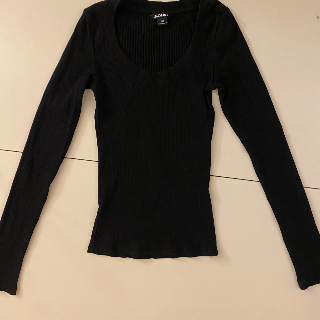 Svart ribbad topp från Monki - 91