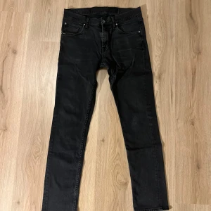 Tiger of Sweden jeans - Säljer dessa jeans från märket Tiger of Sweden. Modellen på sista bilden är 180cm lång och väger ca 60kg. Använda men fortfarande i skick. Har du fler frågor eller vill se fler bilder tveka inte på att höra av dig!