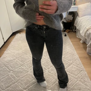 Low waist bootcut jeans - Skit snygga lågmidjade jeans i modell bootcut från Gina Tricot!💞säljer då dom har blivit för små för mig tyvärr. Dom är knappt använda med ytterst lite slitage på hälen, utöver det väldigt bra!😊Nypris 500kr