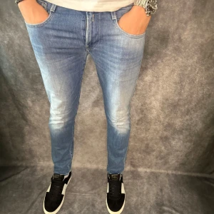 REPLAY ANBASS JEANS  - // Replay anbass jeans | Storlek W30/L30 | Nypris runt 1800kr | Kontakta för fler frågor eller funderingar // Deluxecloset 