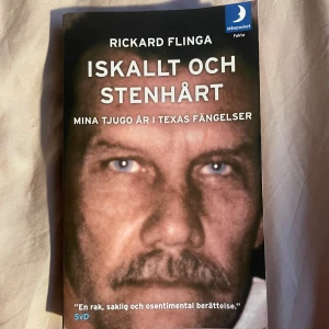 Iskallt och stenhårt: Mina tjugo år i Texas fängelser - Denna bok är en gripande och osentimental berättelse om Rickard Flingas liv, från en osäker barndom i USA till 20 år i Texas hårdaste fängelser. En stark skildring av överlevnad och insikt, där Flinga delar sina erfarenheter och lärdomar från en brutal tillvaro.