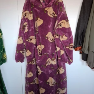 Oversized hoodie. Unisex - Ny. Enbart provad   Mjuk och tjock fleece. Storlek s- xl Byst: 150cm runt om. Längd: 140cm. Ärm: 64cm