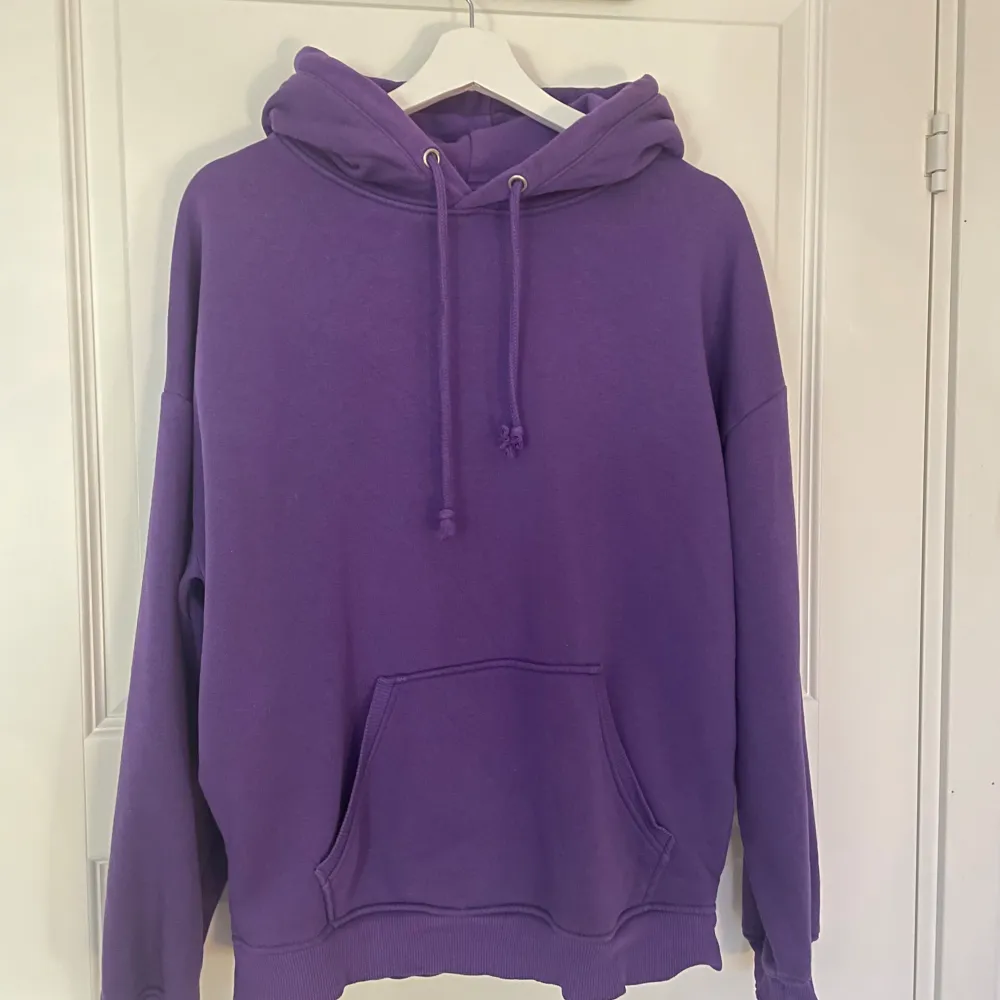 Lila hoodie från BikBok . Hoodies.