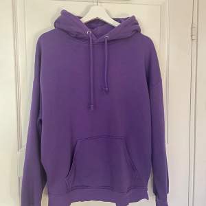 Lila hoodie från BikBok 