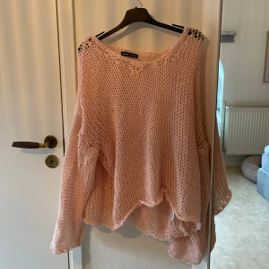 Rosa stickad tröja  - Säljer en supermysig rosa stickad tröja i loose fit. Perfekt för kyliga vår- och höstdagar. Den har en luftig och avslappnad stil med långa ärmar. Passar perfekt över en t-shirt eller linne för en lager-på-lager-look. 🧶💖