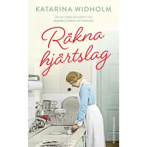 »En av mina favoriter i år ... Om man gillar till exempel böckerna om Maj, Historieätarna och Stil i P1 så får man allt det - det är mat, mode, Stockholm 1937« Johanna Lundin i SVT Go'kväll »Imponerande debutroman ... Det är en vardagsskildring, men så spännande berättad att man hoppar högt när dörren till våningen på Östermalm öppnas vid fel tid ... Förhoppningsvis blir det flera böcker om Betty.« Lotta Olsson, Dagens NyheterÅret är 1937 och den 17-åriga Betty lämnar Hudiksvall för att bli hembiträde hos doktorsfamiljen Molander på Östermalm i Stockholm.  Hon kämpar med långa arbetsdagar och doktorinnans nedlåtande attityd. Betty är oskuldsfull och bildningstörstande och inser snart att i storstaden finns det andra möjligheter och en betydligt större frihet än vad som fanns på hemorten. Inte minst växer en stark vänskap fram med Viola, hembiträdet i grannhuset. Genom böckernas värld kommer Betty i kontakt med Martin, en universitetslektor av judisk börd, och inleder med honom en omöjlig kärleksrelation. Räkna hjärtslag är en berättelse om en ung kvinnas väg ut i livet, i en historisk tid som liknar vår egen. Det är en varm roman med tidstroget språk och färgstarka detaljer som snabbt förflyttar läsaren till tiden strax före andra världskriget.Fler röster om boken»Katarina Widholm har lagt hela sin själ i försöket att skapa en sann bild av hur livet kunde gestalta sig för unga fattiga flickor under 1930-talet. Som samhällsskildring får hennes roman högsta betyg, som feel good-roman får hon lika högt betyg.« Ölandsbladet»Det är en härlig roman som blandar vardagsslitet och arbetsvillkoren för ett hembiträde (som fick mig att tänka lite på Kristina Sandbergs skildring av hemarbete) vid tiden strax före andra världskriget med kärlek, klasskillnader och resonemangsäktenskap.« Kommunalarbetaren»Räkna hjärtslag är en okonstlad skildring, påminner om gammaldags romaner, men minst av allt banal. Snarare ett genomarbetat hantverk med många fyndiga tidsmarkörer.« Norran »En helt underbart berättad historia om människor som känns alldeles äkta och engagerar på varje sida.« Expressen Söndag »Välskrivet, gediget En stilsäker, lite gammaldags rejäl och hederlig roman som för tankarna till Kristina Sandbergs August-prisade böcker om hemmafrun Maj - men också till den omåttligt populära tv-serien Vår tid är nu.« Alingsås Tidning »Med nya romanen Räkna hjärtslag får hembiträdet en plats i skönlitteraturen. Möjligen sin första verkliga plats.« Arbetarbladet »Katarina Widholms realism tar sig direkt in i mitt hjärta. Den bärs upp av en varm och fin ton ... en fulländad debut.« LitteraturMagazinet »En fin berättelse om svunnen tid. Ett härligt språk som gör att jag lätt kommer in i handlingen och lär känna karaktärerna.« Bloggen Villa Freja     Format Pocket   Omfång 413 sidor   Språk Svenska   Förlag Historiska Media   Utgivningsdatum 2022-04-19   ISBN 9789177899921  