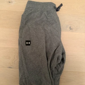 Under Armour träningsbyxor  - Bra skick. Stl L