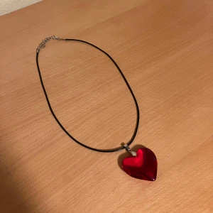 Halsband  - Halsband med rött hjärta 