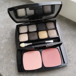 Ögonskugga och rouge från Vevay - Snygg palett från Vevay med åtta ögonskuggor i neutrala och varma toner, perfekt för både vardag och fest. Inkluderar en applikator. Dessutom finns två nyanser av rouge i rosa toner för en fräsch look. Kompakt och lätt att ta med i väskan!