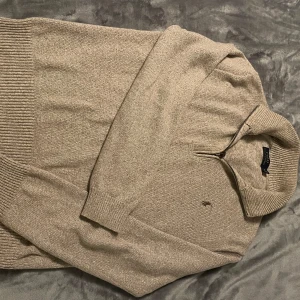 Ralph Lauren half zip - Säljer en Ralph Lauren half zip i beige färg🔥🔥 Använd fåtal gånger så dunder skick✅ Nypris:2300