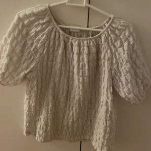 Blus - Superfin somrig blus från Zara!❤️ Använder inte längre så därför säljer jag den. Kontakta mig vid intresse!💕