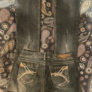 Mörk blå jeans med slitningar - Säljer ett par mörkblå jeans med snygga slitningar och fickor. Långa i längden och lågmidjade. Storlek 28/34 ungefär💕 säljer pågrund av att dem inte passar längre, skriv för mer information💕